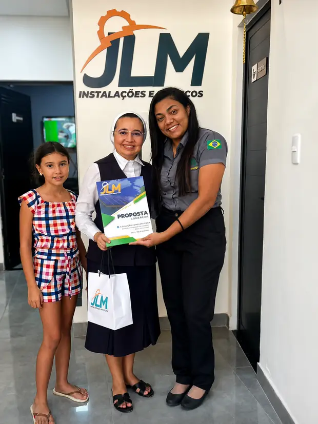 Cliente JLM recebendo proposta comercial